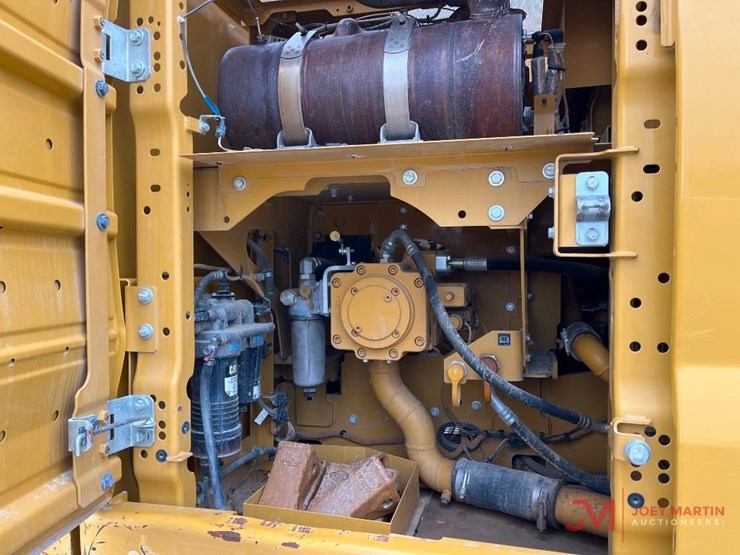 2019-caterpillar-320-image-16