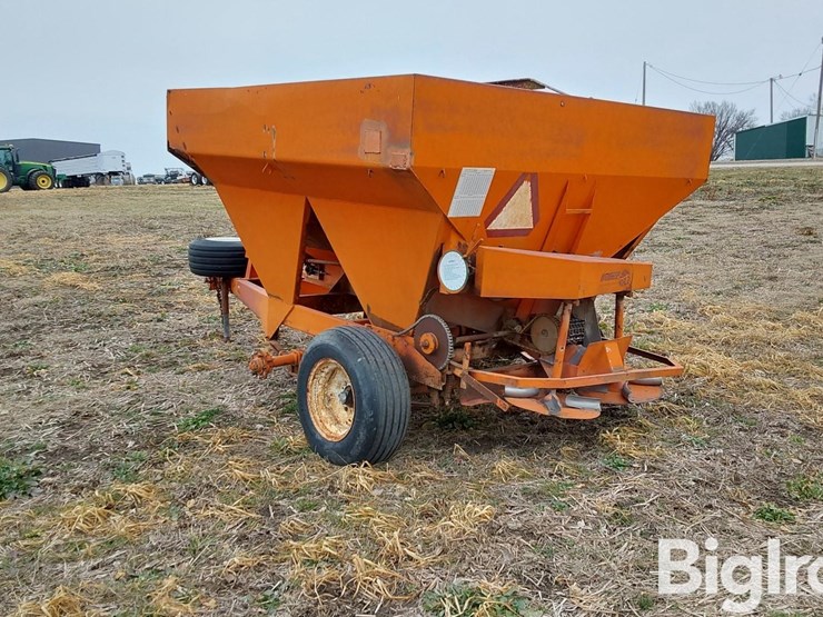willmar-t/a-dry-fertilizer-spreader-image-7