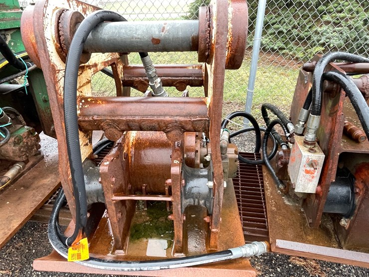 #5036-•-hydraulic-plate-compactor-attachment-image-1