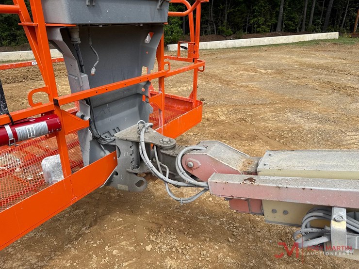 2017-jlg-400s-image-12