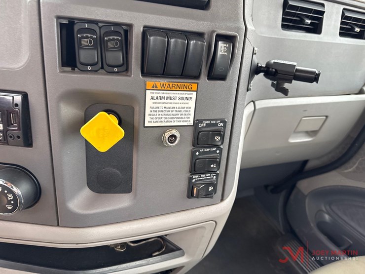 2015-peterbiltroll-back-truck-image-31
