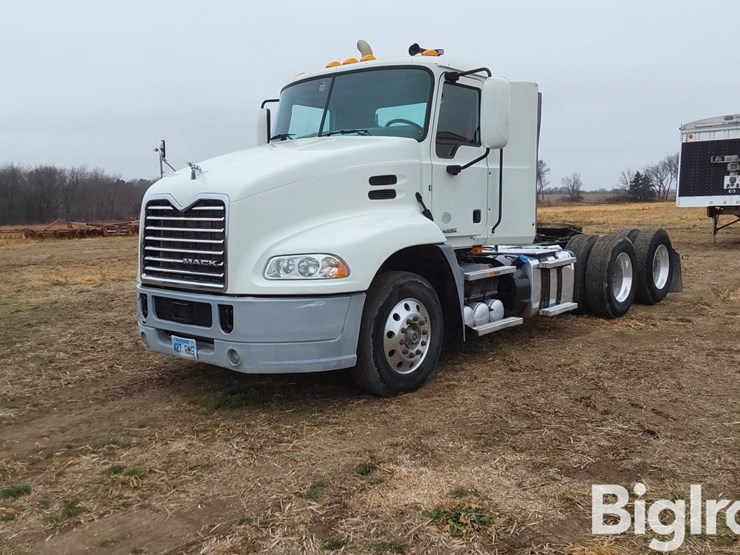 2015-mack-pinnacle-cxu613-t/a-truck-tractor-image-1