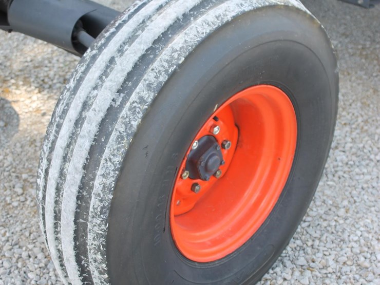 2012-kubota-m8540-image-11