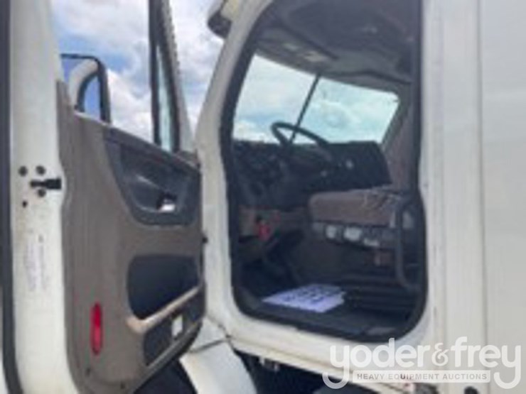 2017-freightliner-cascadia-113-image-9
