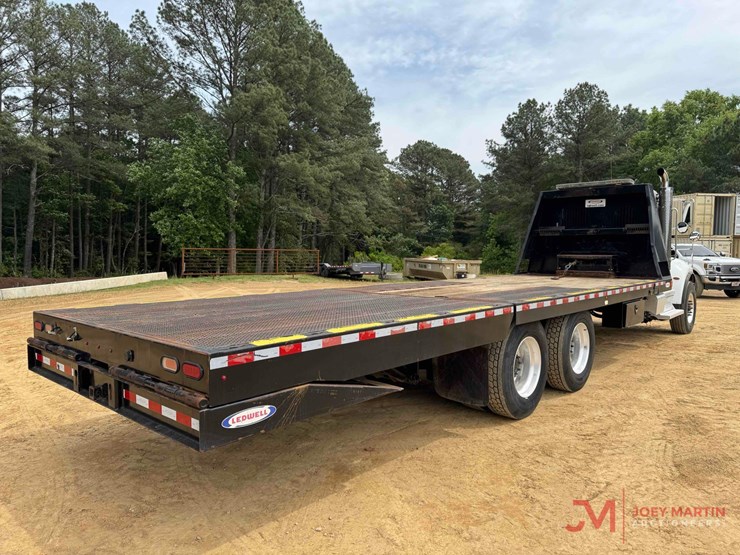 2019-peterbilt-348-image-2