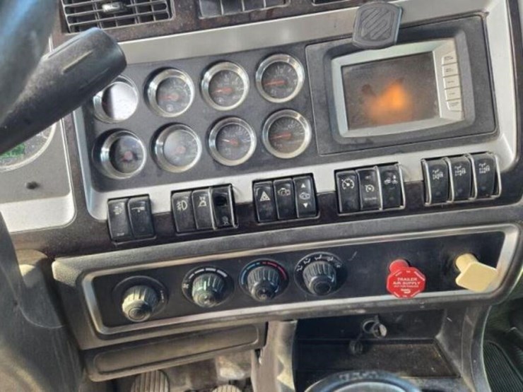 2011-kenworth-t800-image-34