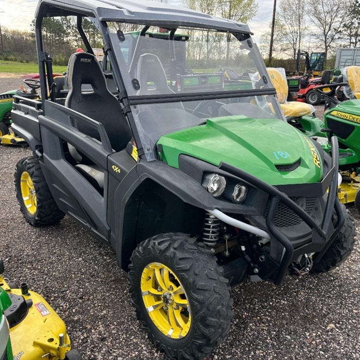 JOHN DEERE GATOR