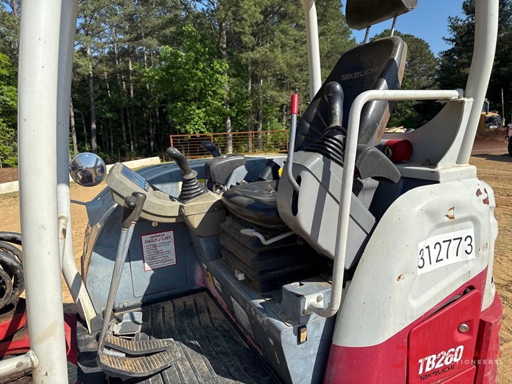2018-takeuchi-tb260-image-18
