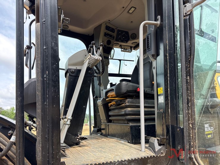 2021-caterpillar-120-image-21