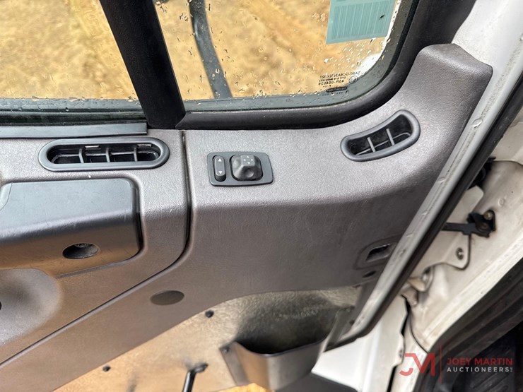 2016-freightliner-114sd-image-24