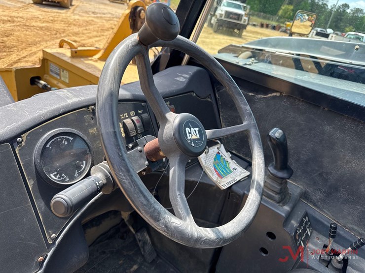 2015-caterpillar-tl1055c-image-16