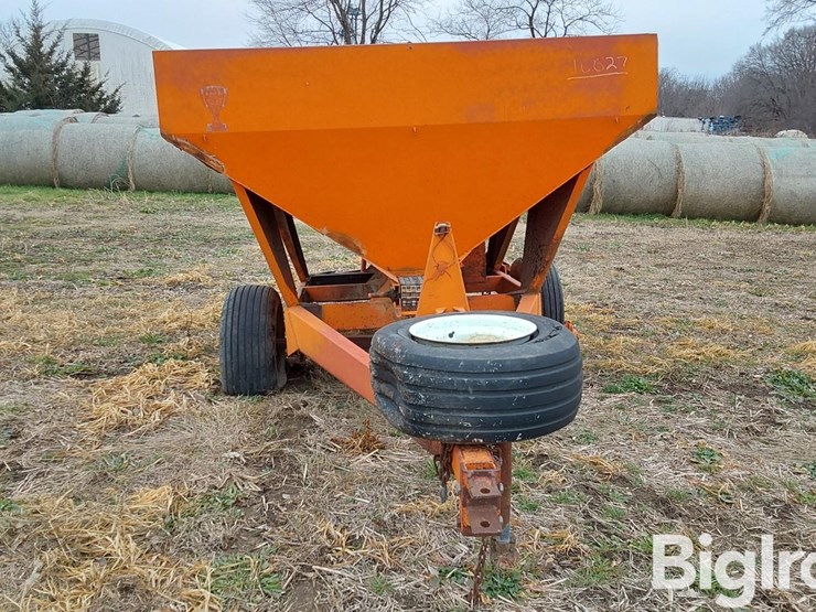 willmar-t/a-dry-fertilizer-spreader-image-2