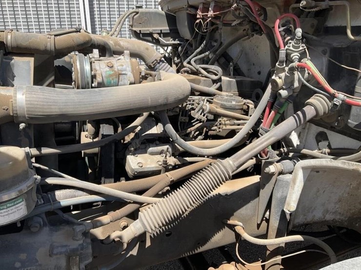 2003-freightliner-fl70-image-12
