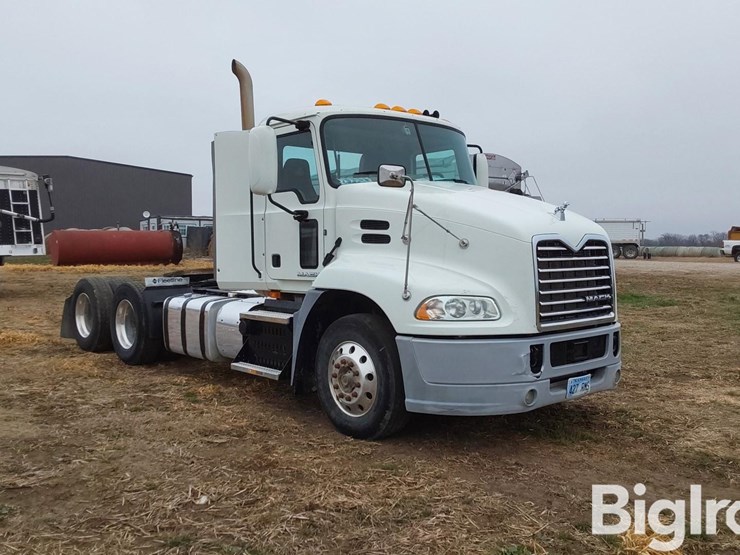 2015-mack-pinnacle-cxu613-t/a-truck-tractor-image-3