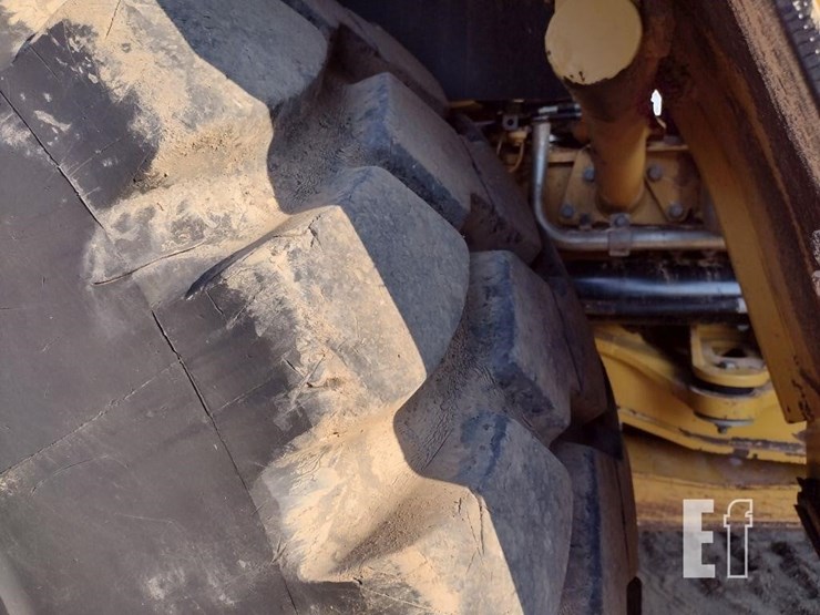 2019-caterpillar-745-image-18