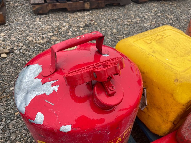 #5086-•-pallet-of-gas-cans-image-3
