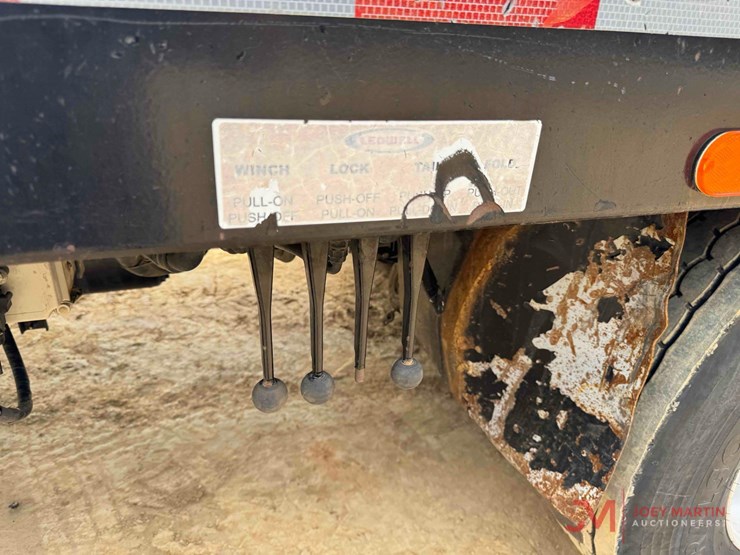 2019-peterbilt-348-image-9