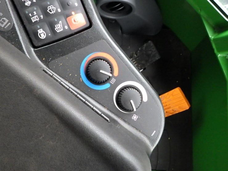 2022-deere-648l-image-39
