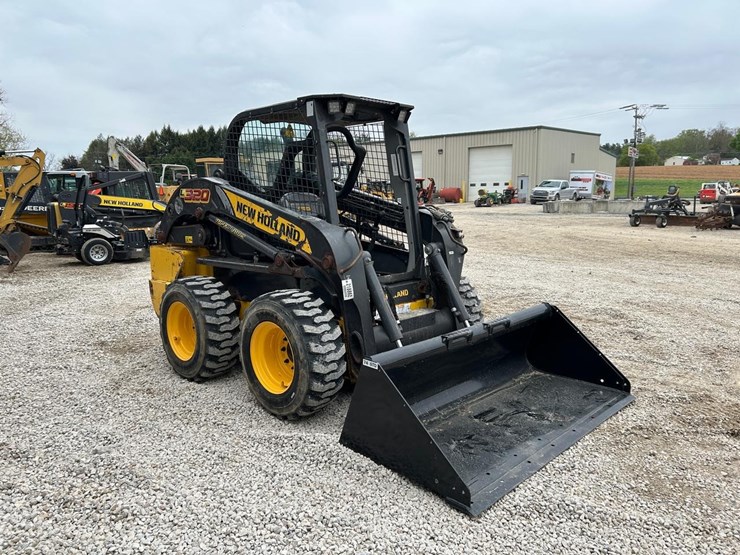 2023-new-holland-l320-image-6