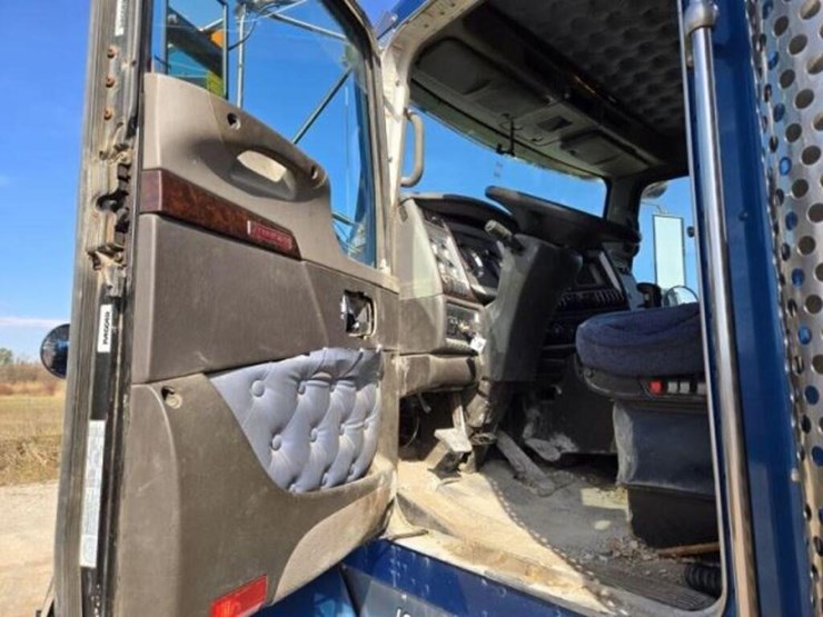 2011-kenworth-t800-image-27