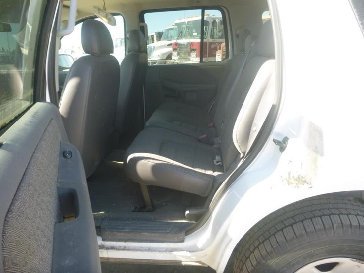 2004-ford-explorer-image-8