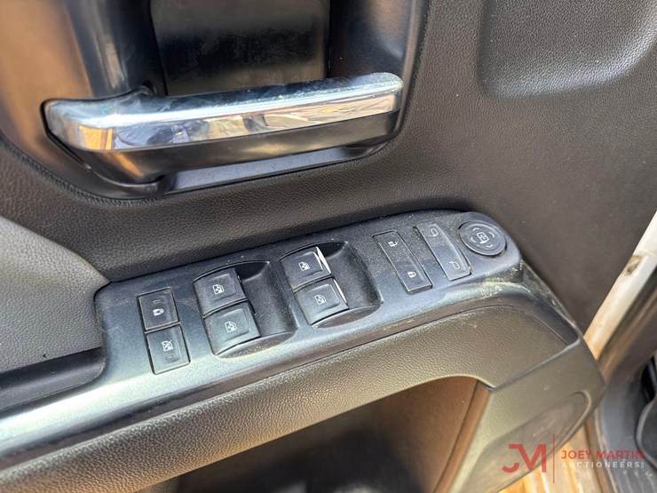 2017-chevrolet-3500-image-21