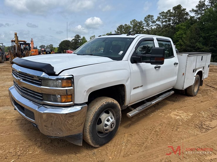 2017-chevrolet-3500-image-4
