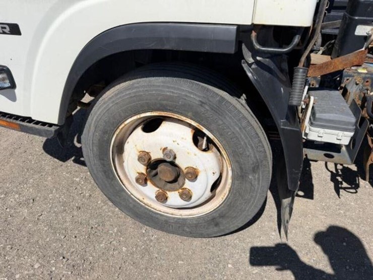 2015-isuzu-nrr-image-33