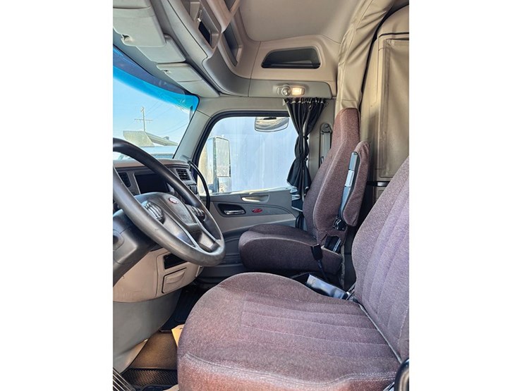 2021-peterbilt-579-image-8