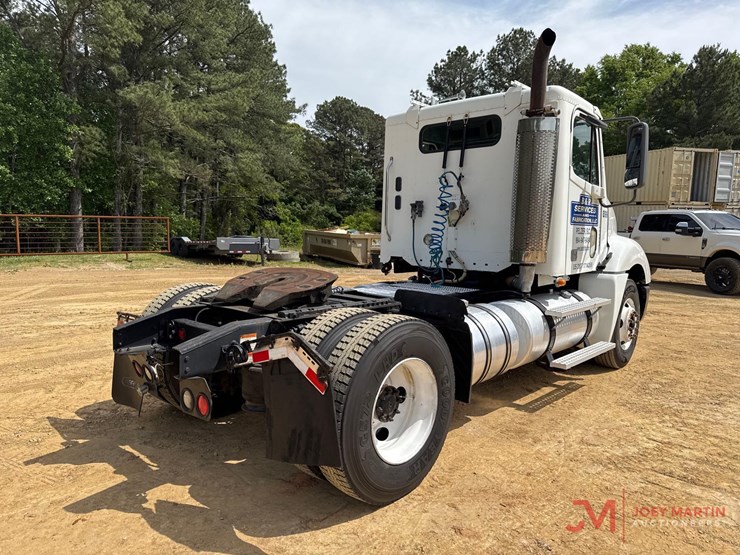 2007-freightliner-s/a-day-cab-truck-tractor-image-2