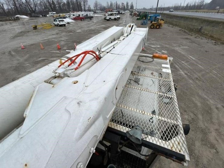 2004-freightliner-fl80-image-71