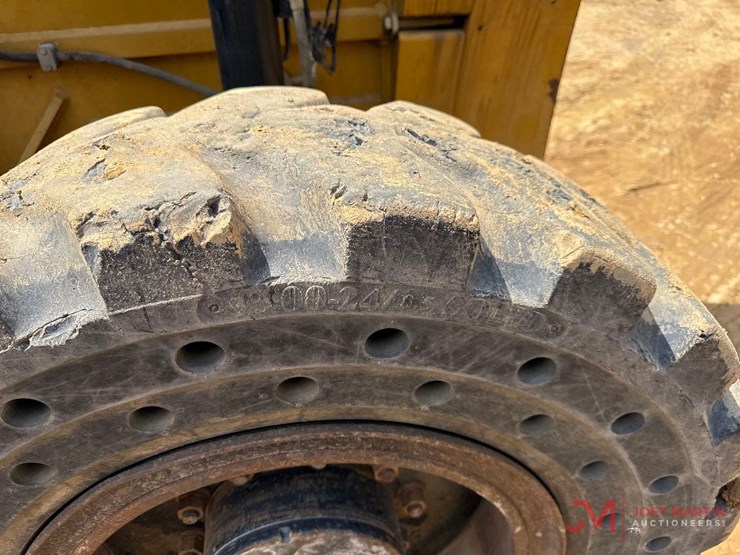 2015-caterpillar-tl1055c-image-10