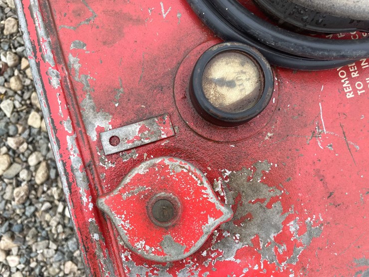 #5086-•-pallet-of-gas-cans-image-18