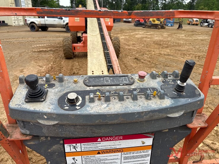 2014-jlg-800s-image-12
