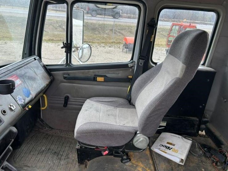 2004-freightliner-fl80-image-20