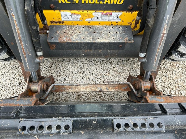 2023-new-holland-l320-image-10