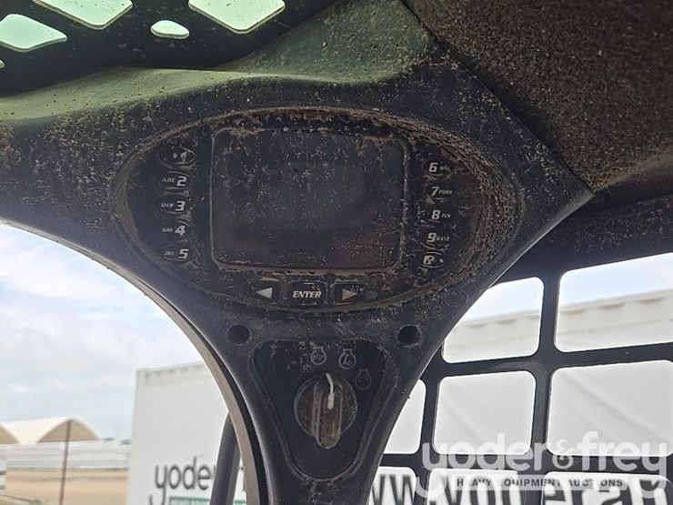 2016-bobcat-t750-image-36