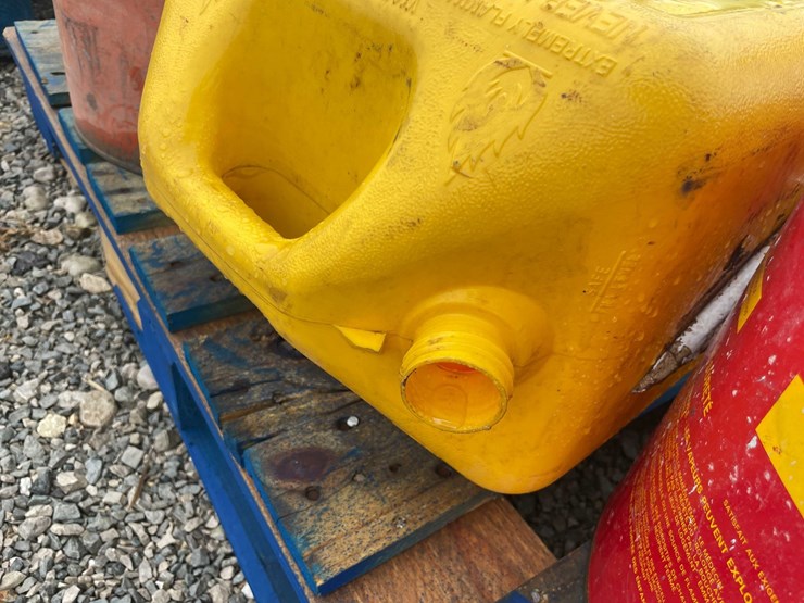 #5086-•-pallet-of-gas-cans-image-6