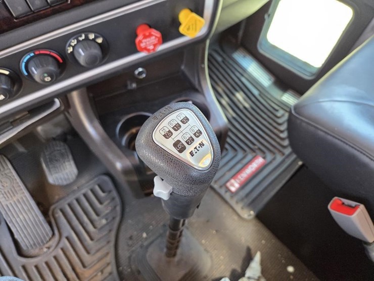 2026-kenworth-t800-image-17