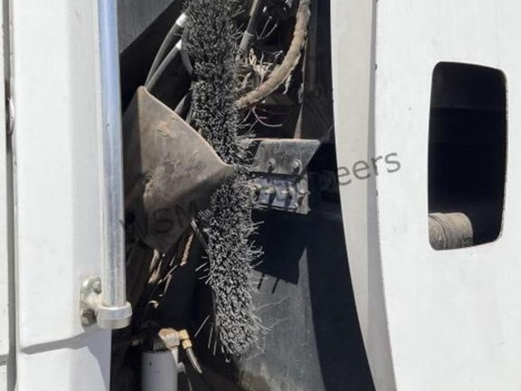 2003-freightliner-fl70-image-10