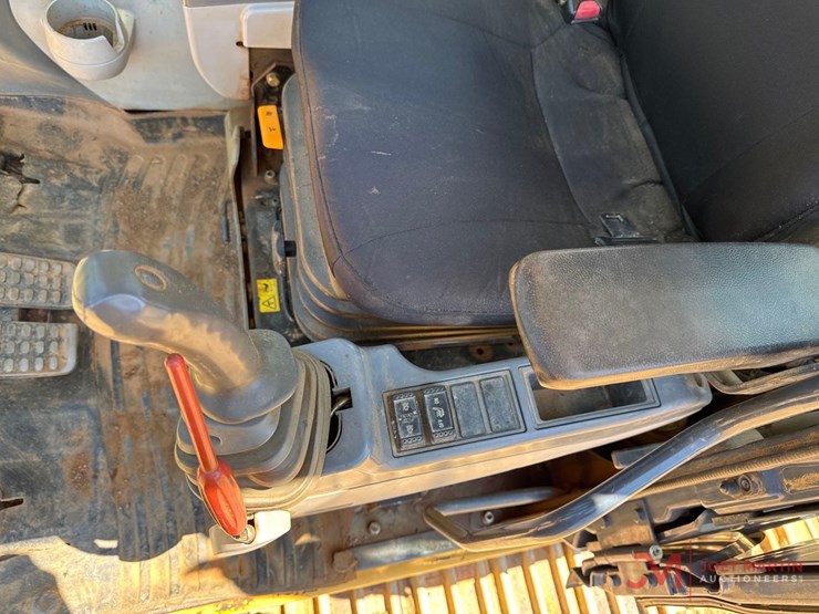 2017-deere-350g-lc-image-22