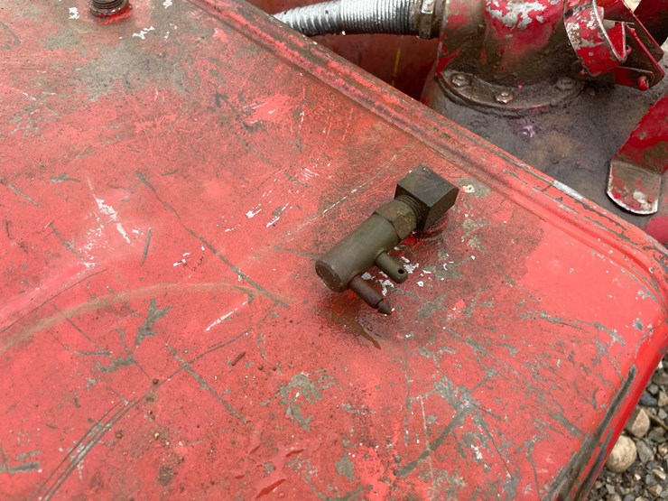 #5086-•-pallet-of-gas-cans-image-20