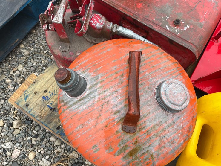 #5086-•-pallet-of-gas-cans-image-8