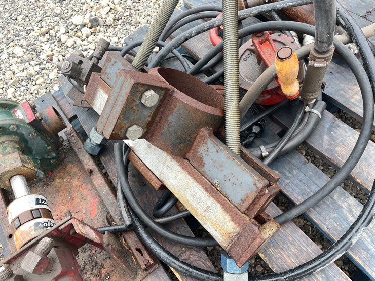 #5087-•-pallet-of-pump-parts-image-9