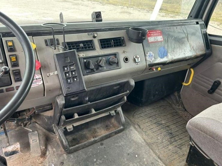2004-freightliner-fl80-image-23