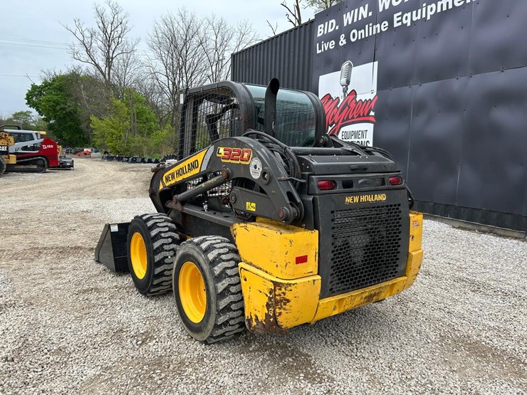 2023-new-holland-l320-image-2