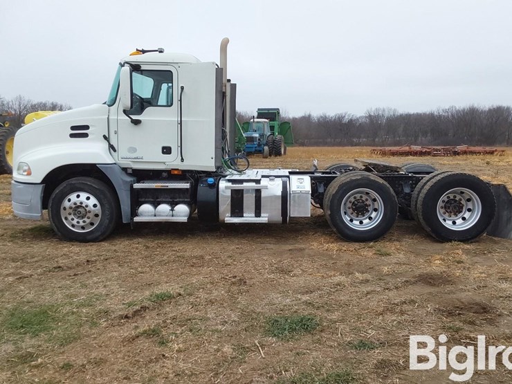 2015-mack-pinnacle-cxu613-t/a-truck-tractor-image-8
