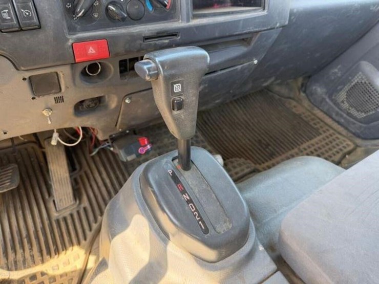 2015-isuzu-nrr-image-14