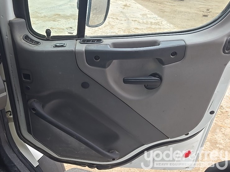 2019-freightliner-108sd-image-57