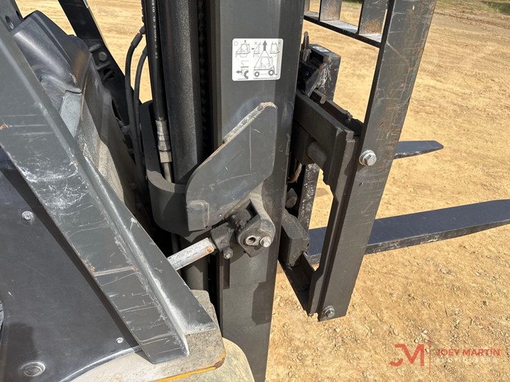 cat-2c8000-straight-mast-forklift-image-11